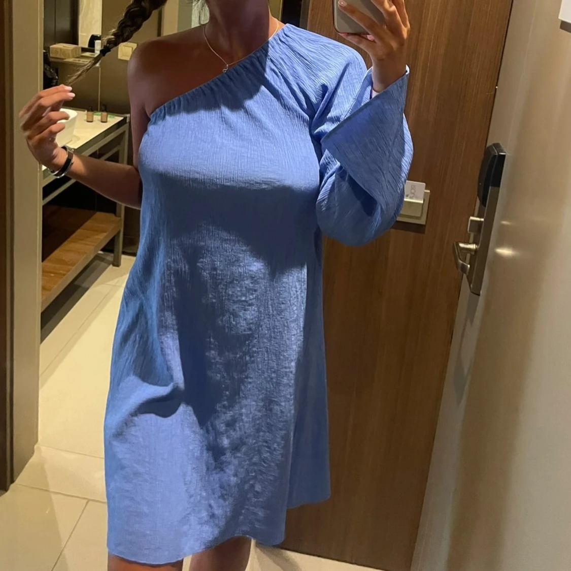 Blå oneshoulder kortklänning - 4