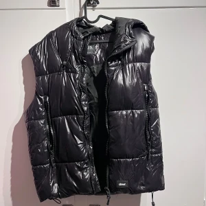 Zara väst - Svart glansig väst med huva från Zara, väldigt skön och stilren.