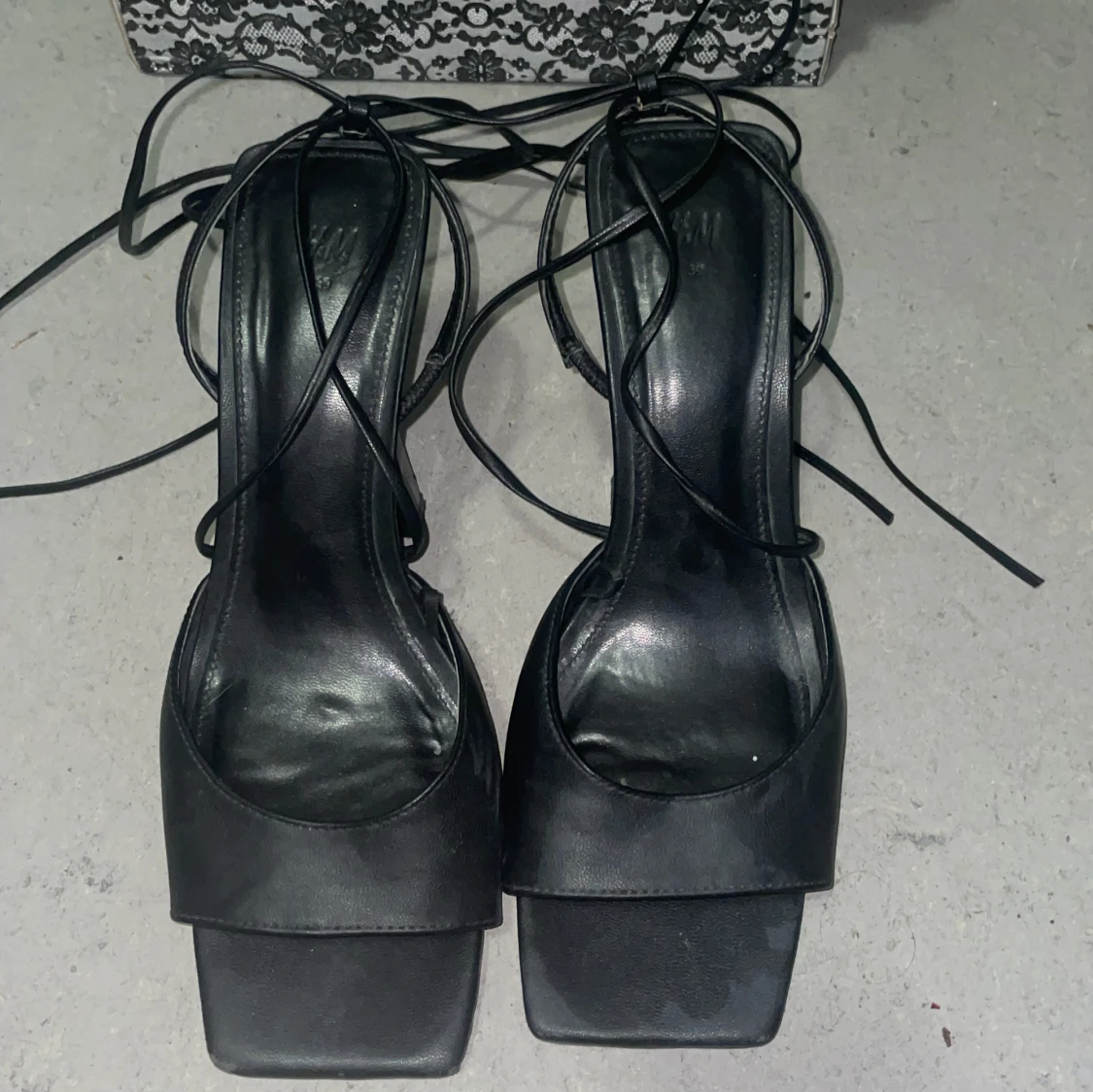 Svarta klackade sandaler med snörning - 2
