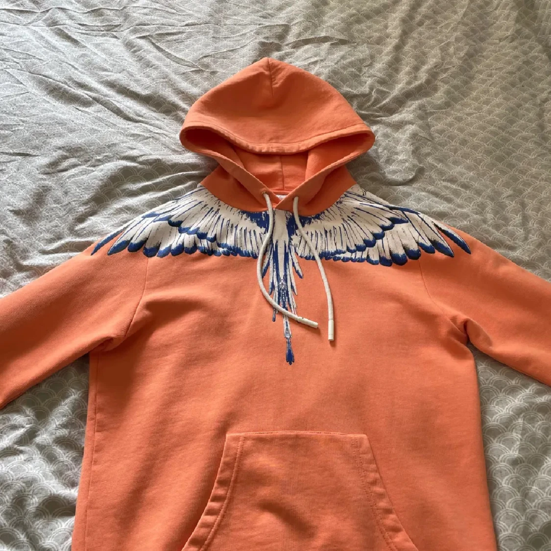 Orange hoodie med vingar från Marcelo Burlon