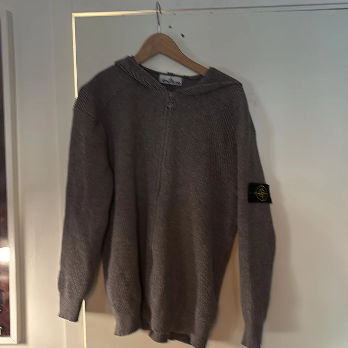 Grå stickad hoodie från Stone Island