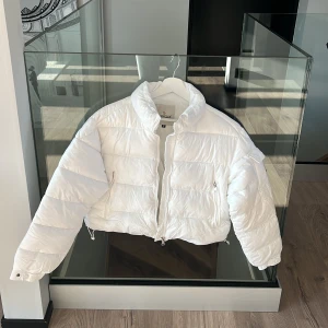 Ny moncler jacka  - Helt oanvänd kort vit dam jacka 