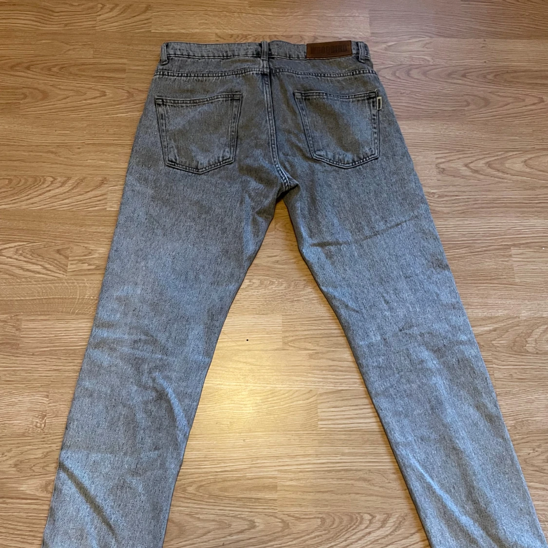 Grå jeans från Woodbird - 1