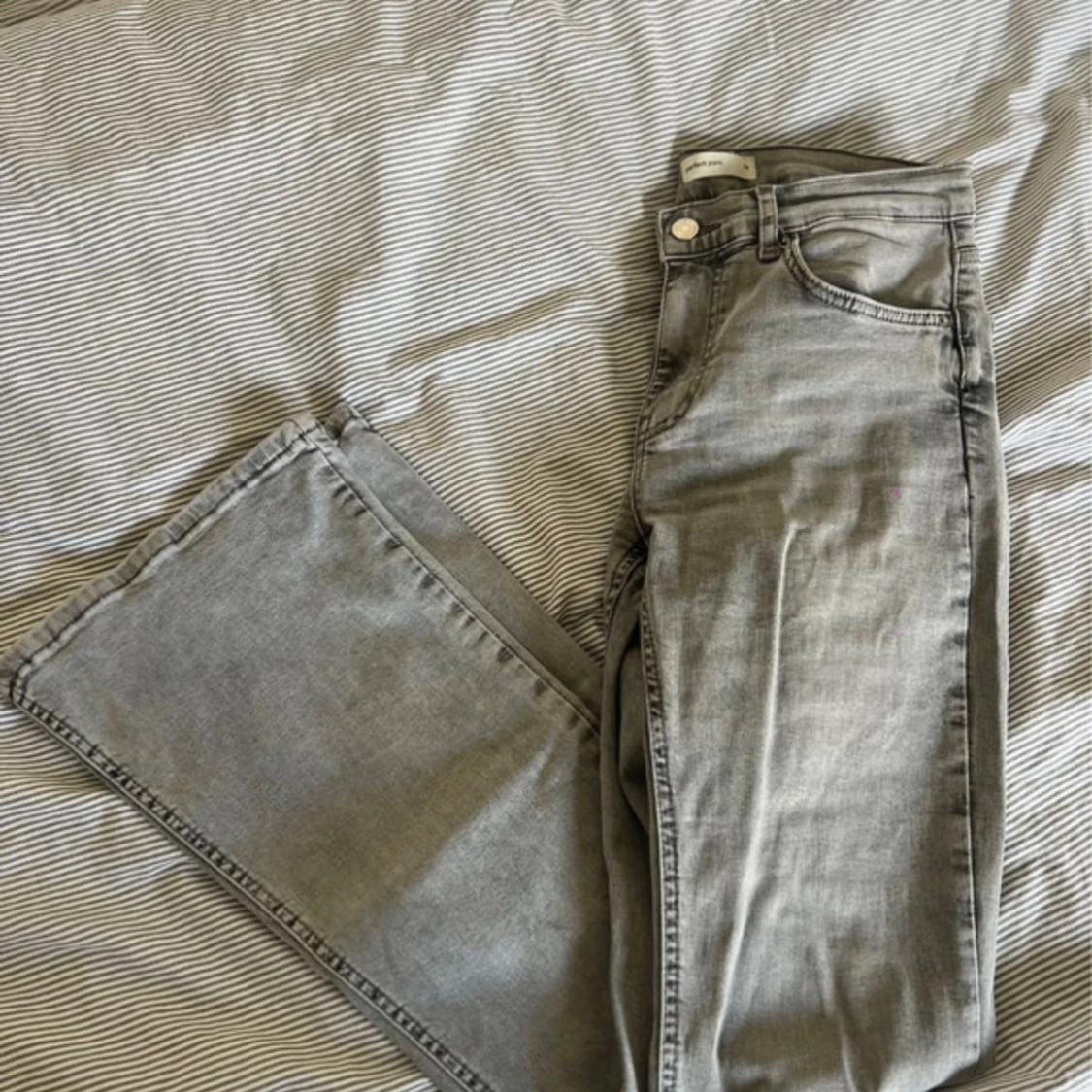 Gråa Perfect Jeans i rak modell