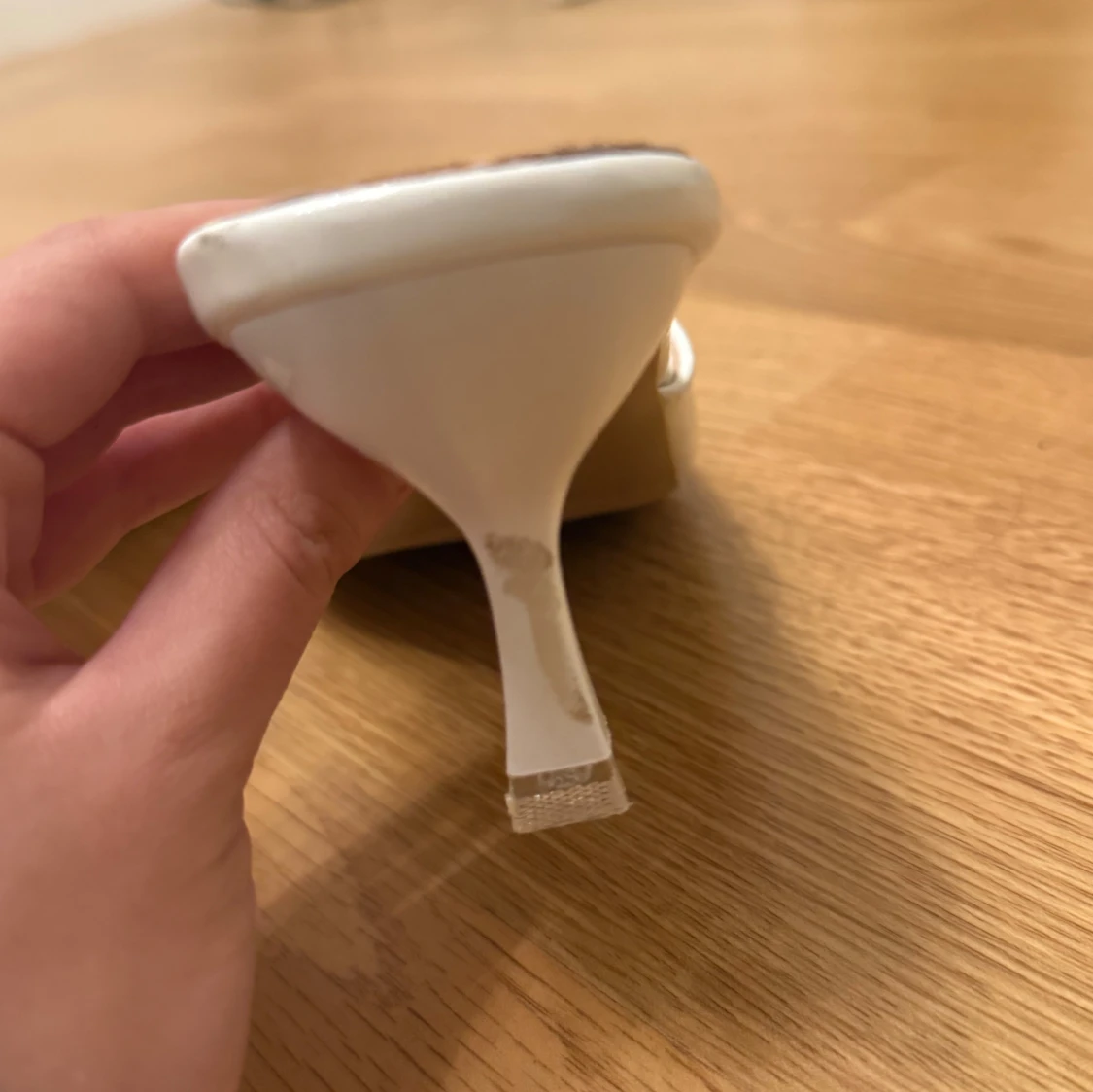 Vita klackar med rosett och låg klack - 3