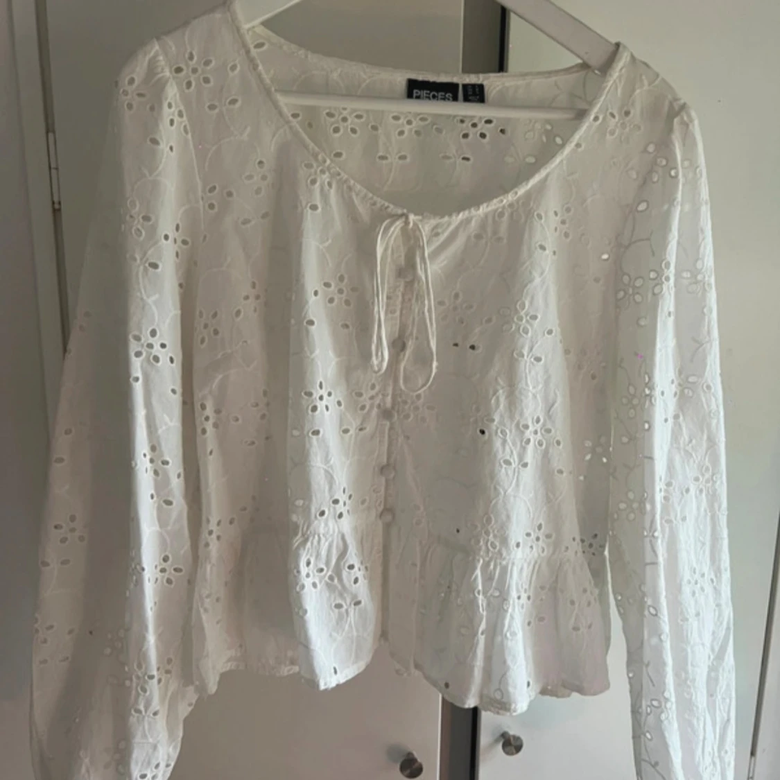 Vit blus med broderade detaljer från Pieces