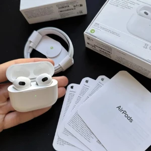 AirPods - Helt nya AirPods som kopplar direkt till mobilen med animering🫡 kan lätt säljas vidare för mer. 1.1 k🅾️pℹ️🅰️ och kan skicka fler bilder och videos om du vill👨‍🍳👨‍🍳 perfect till dig som vill ha AirPods billigt och den har 9 timmar batteritid och kan sänka priset vid snabb affär.