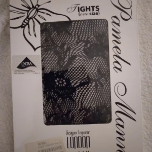 HELT NYA OANVÄNDA Svarta blommiga/ mönstrade tights / strumpbyxor från Pamela Mann. Onesize. - HELT NYA OANVÄNDA snygga svarta tights från Pamela Mann med blommigt spetsmönster. Tillverkade i 84% nylon och 16% lycra/elastan för en stretchig och bekväm passform. Perfekta för att ge din outfit en extra edge med sitt detaljerade blommiga nätmönster. Onesize. Felfria.