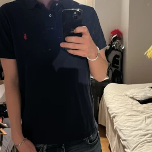 Marinblå piké från Ralph Lauren L - Blå Ralph lauren pike i strl L                                         Knappt använd väldigt bra skick                           Nypris 1595kr 