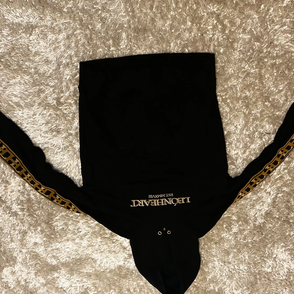 Svart hoodie från Léonheart med guldtryck