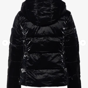 Svart pufferjacka med huva - Skitsnygg svart glansig jacka ifrån desigual som är sparsamt använd utan någon sorts defekt, nypris 2000❣️