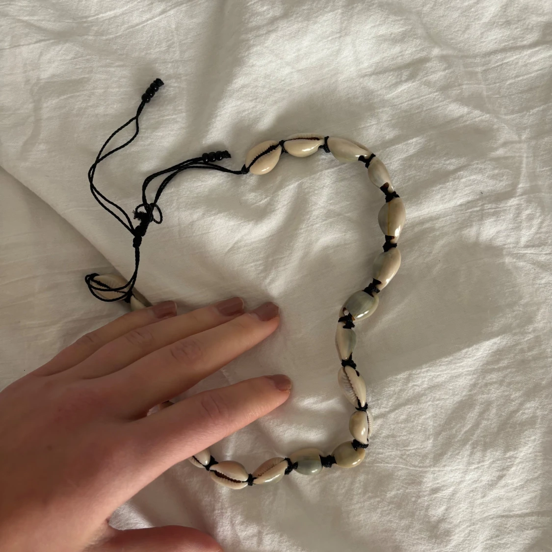 Snäckhalsband med svart snöre - 1