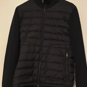 Moncler Cardigan  - Svart Moncler cardigan, köpt på END Clothing, orderbekräftelse finns.