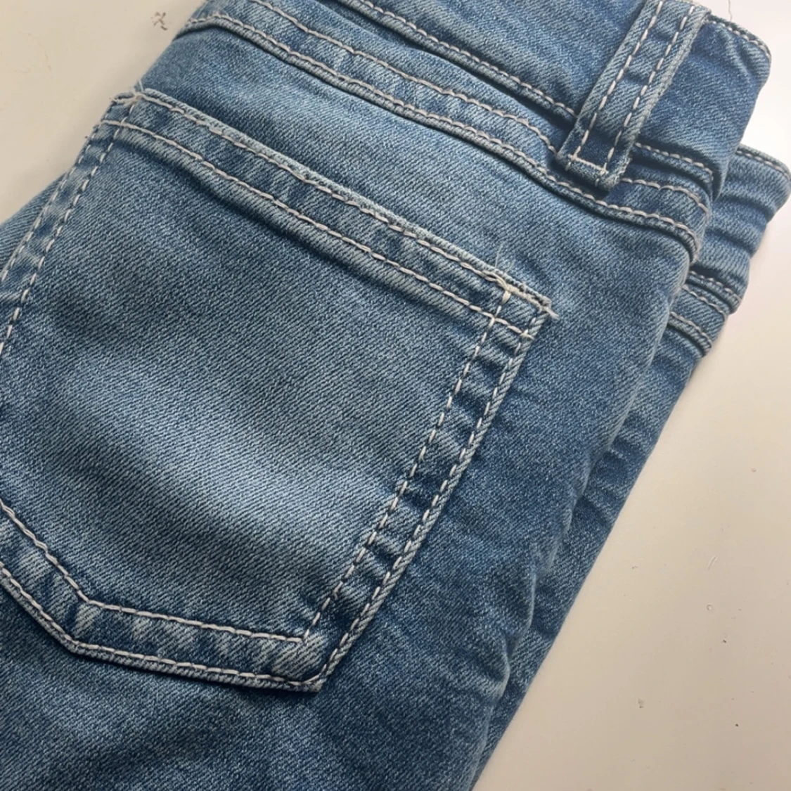 Blå bootcut jeans från Ginatricot