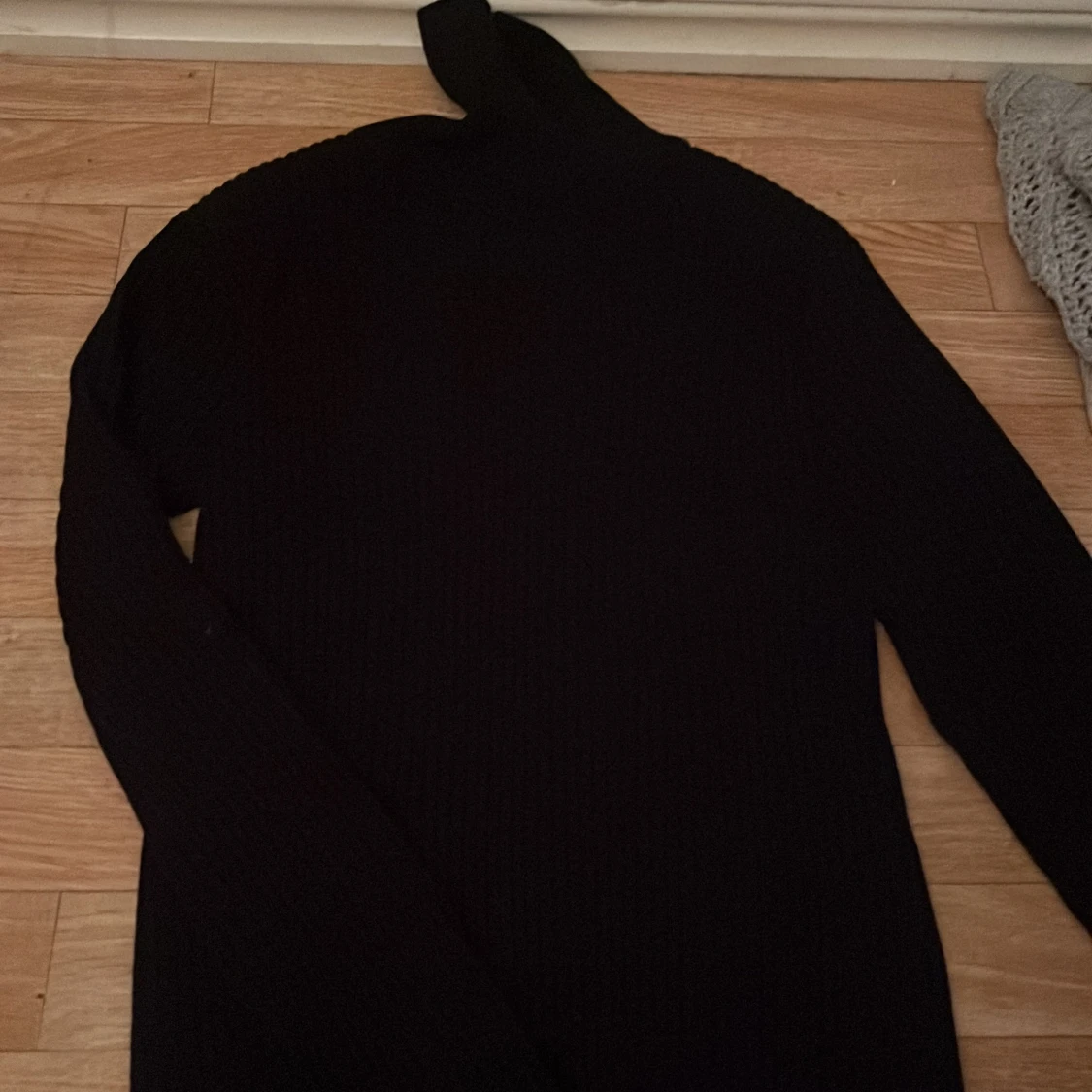 Svart ribbad polotröja från Pop England