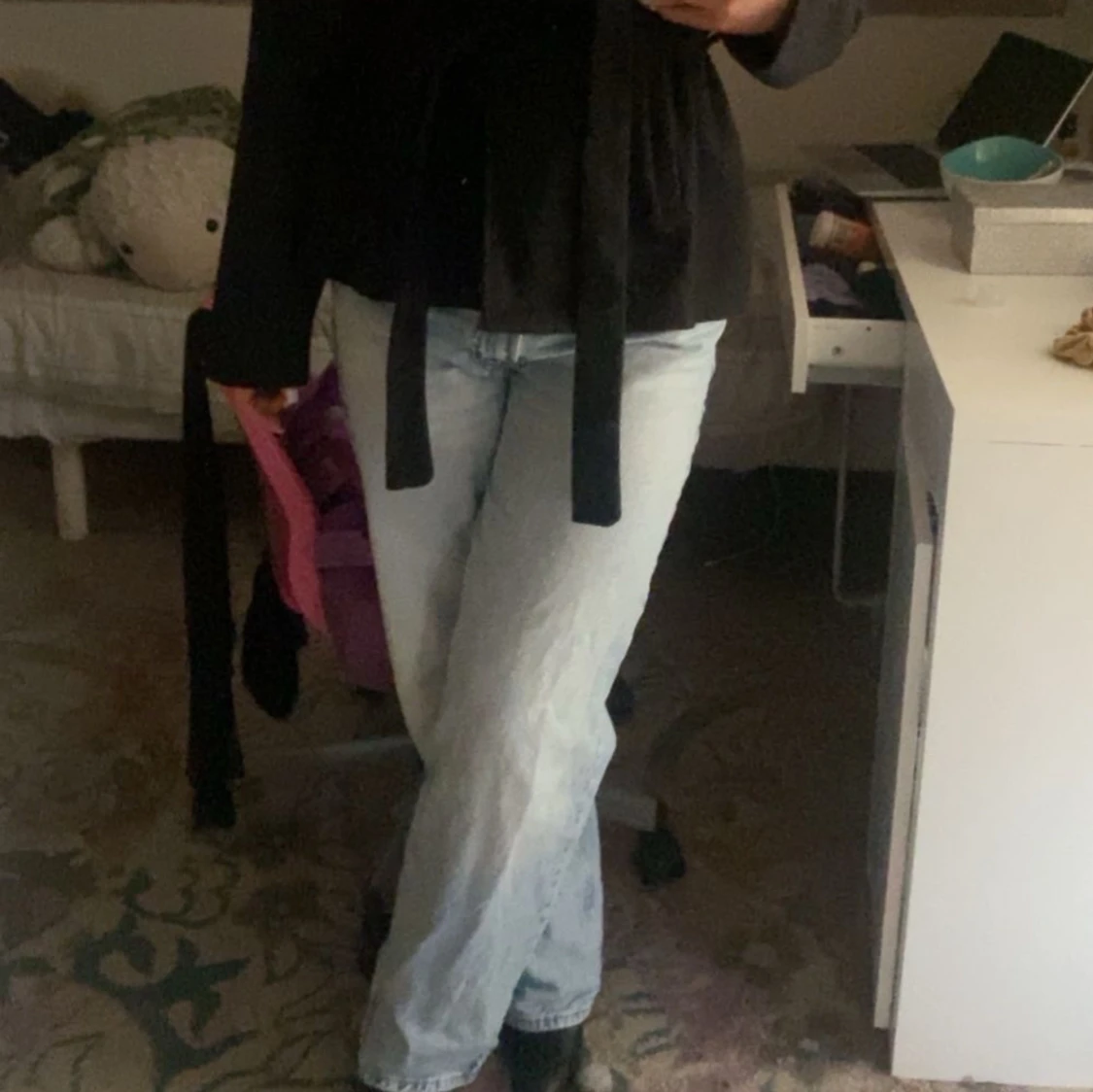 Grå jeans (samma modell som bilden fast grå)