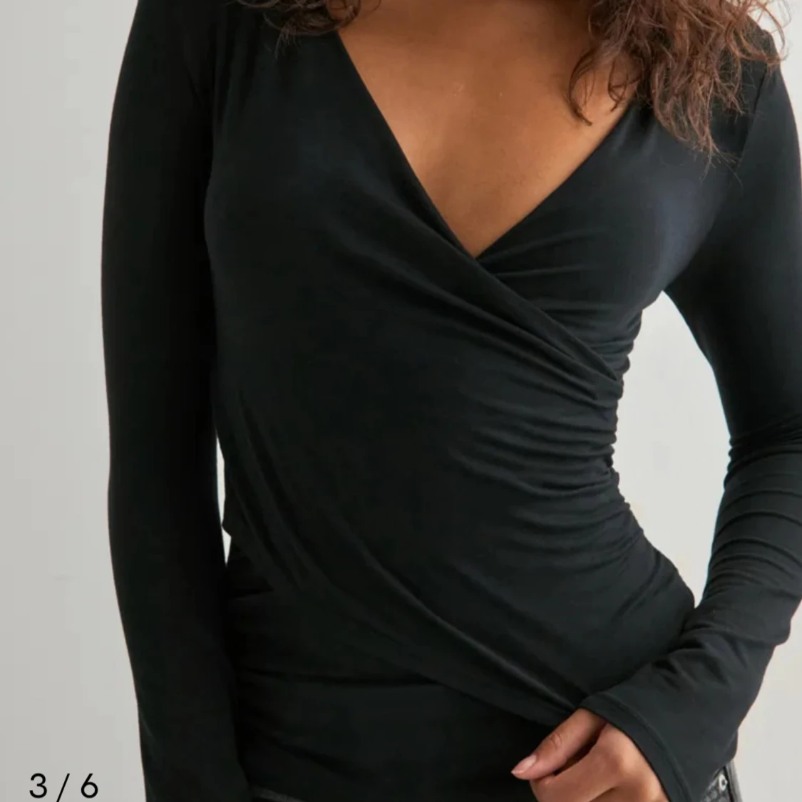 Svart omlottopp med v-ringning - 1