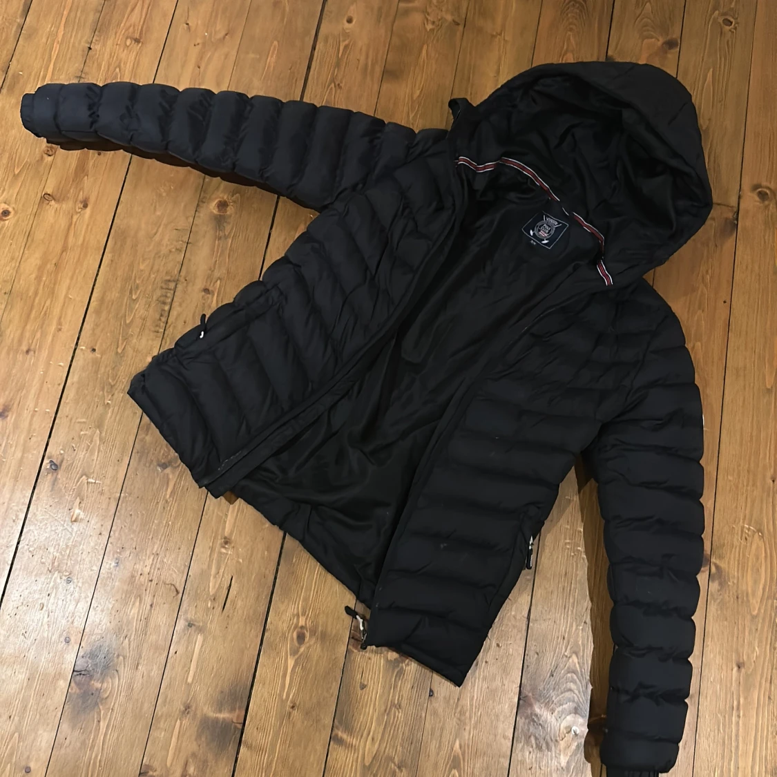 Svart dunjacka med huva