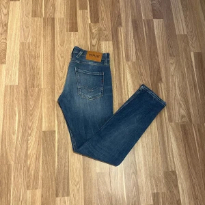 Replay anbass 30/32 - Nu säljer vi ett par riktigt feta Replay anbass i storleken 30/32! Skick:10/10! För mer info,bilder eller priser, så är det bara att höra av sig!