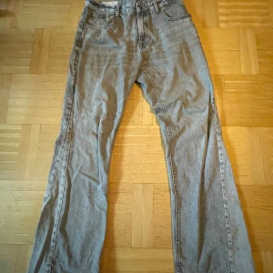 Zara flared jeans - Storlek 36. Flared längst nere. Pris kan diskuteras