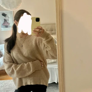 Beige stickad tröja  - Säljer en oversized stickad tröja i färgen beige. Tröjan är inte stickig. Priset kan alltid diskuteras.💞