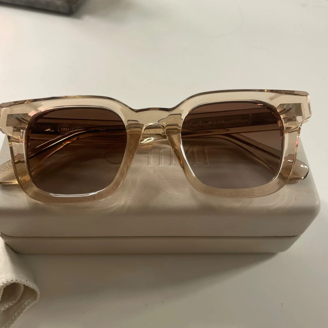 Beige CHIMI solglasögon i fyrkantig modell