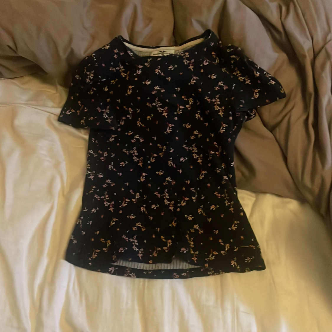 Mörkblå blommig blus med kort ärm