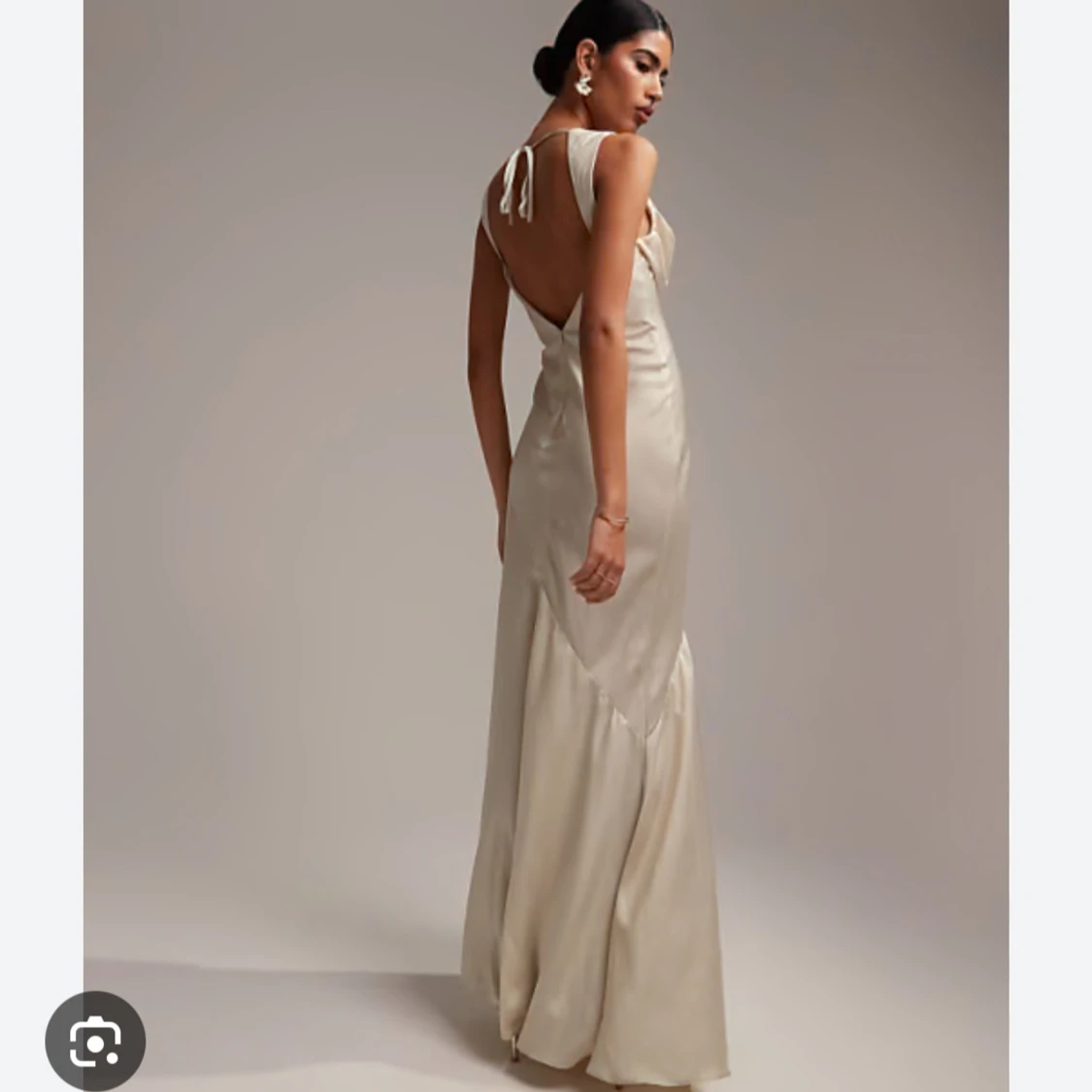 Champagnefärgad balklänning