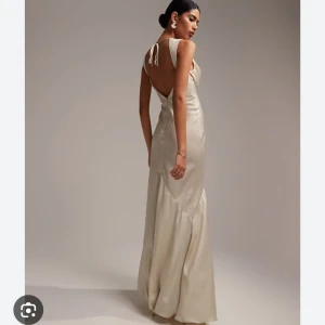 Champagnefärgad balklänning - Champagne färgad balklänning som är använd 1 gång