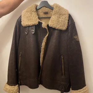 Brun pälsfodrad skinnjacka Aeronautic - Säljer en skit cool och snygg brun jacka med syntetiskt läder och ullpälsfoder. Från Aeronautic Team Northern Airbase. Super varm till hösten och vintern🙌 Pris är diskuterbart!