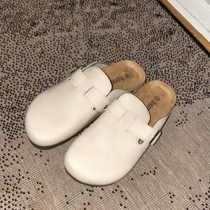 Beige slip-in sandaler från Björn - Stilrena slip-in sandaler från Björn i beige mocka-look med rund tå och justerbart spänne i silver på sidan. Skorna har en platt sula med mönstrad undersida för extra grepp och en bekväm innersula i brunt. Perfekta för en chill och avslappnad stil. Aldrig använda för jag it gillar sånna fick de av mamma 🫶🏻