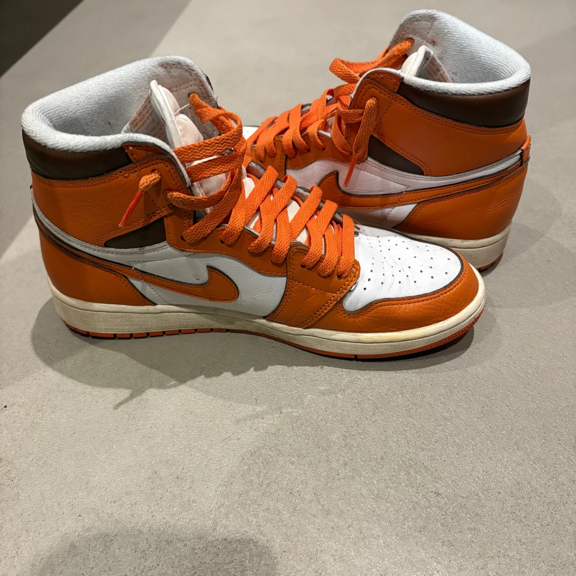 Nike Air Jordan 1 orange och vita