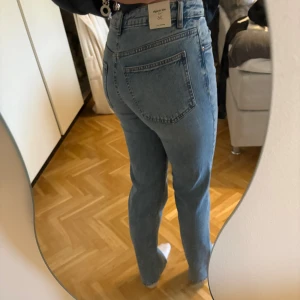 Mid straight jeans från Gina Tricot  - Säljer ett par mid straight jeans från Gina Tricot i storlek 36. Endast testade med prislapp kvar. Jeansen är lite för korta för mig som är 180cm annars jättefina! Raka ben och normal passform. Jeansen är midwaist🩷