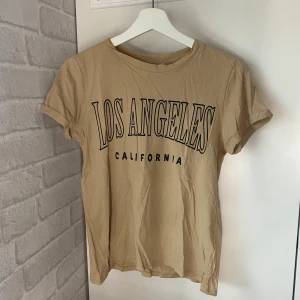 T-shirt - T-shirt från FB sisters i fint skick 