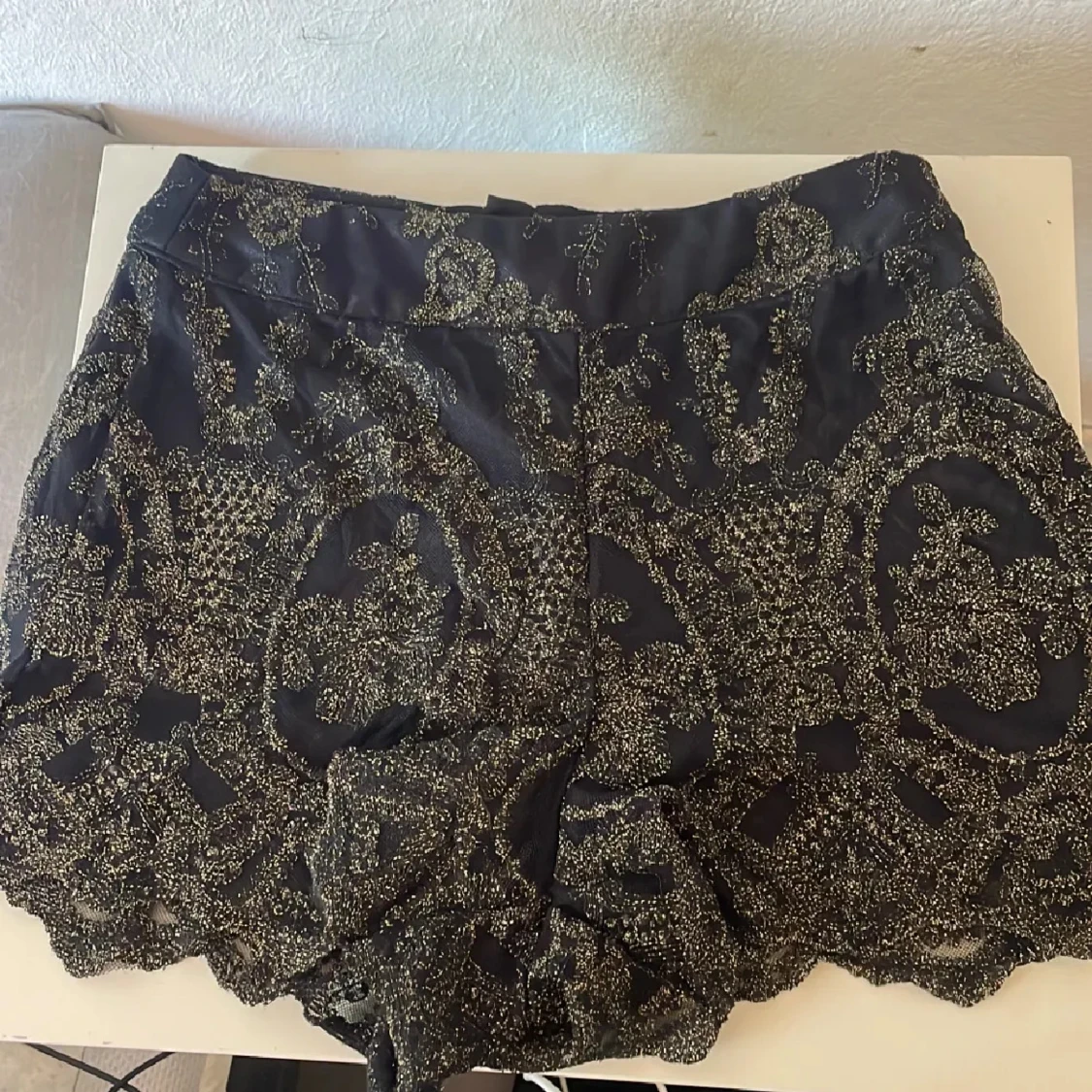 Svarta shorts med guldpaljetter - 1