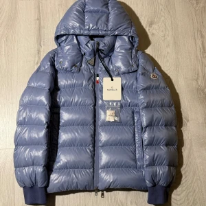 Moncler cuvellier BABY BLUE - Moncler cuvellier baby blue i size 2/m, skick 9,5/10 som ny, marknadens sällsyntaste färg otroligt svår att få tag på speciellt i detta skick, kvitto tags samt extra knappar medföljer vid köp, vid funderingar hör av er.