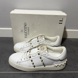 Valentino Rockstud  - Valentino rockstud i size 39 passar 40, skick 9/10, box medföljer vid köp, nypris 8500kr, vid funderingar hör av er.