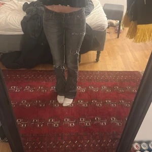 Fina jeans - Så fina Levis jeans, gylfen var sönder men har lagat så att den stängs när man knäpper knappen. 