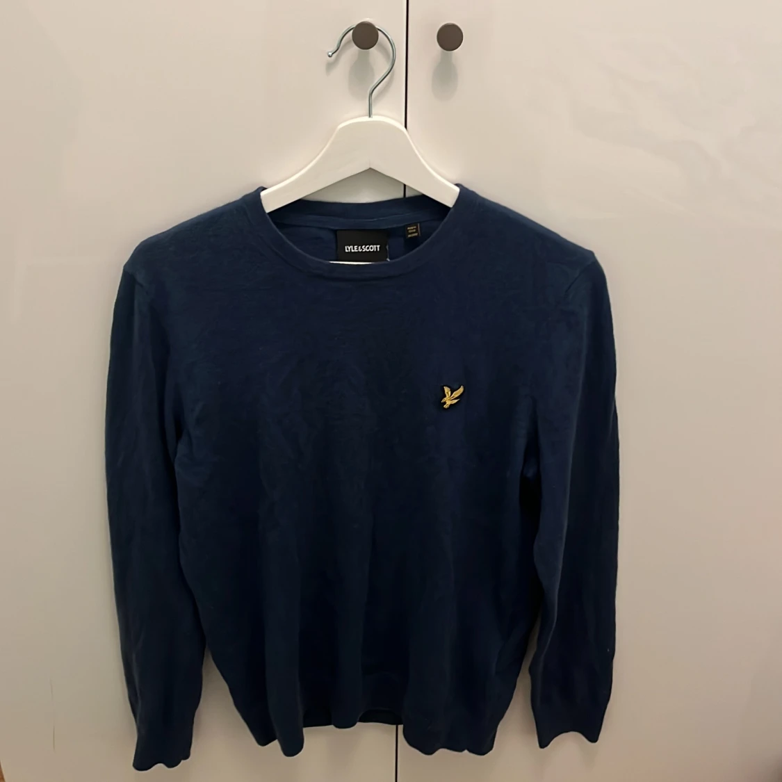 Marinblå tröja från Lyle & Scott