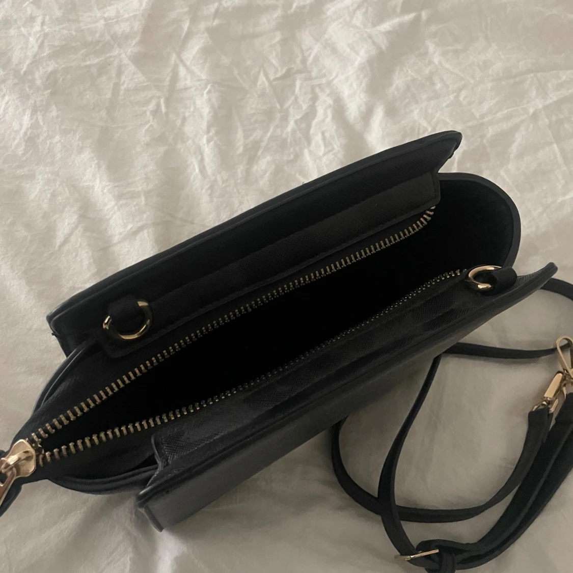 Svart axelväska med gulddetaljer - 1