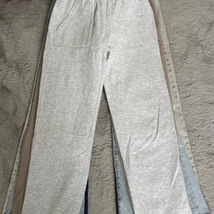 Grå mjukisbyxor med fickor - Snygga grå mjukisbyxor med bred resår i midjan och två stora fickor framtill. Perfekt för chill dagar och har en loose passform. Materialet är mjukt och skönt, troligtvis bomull eller polyester. Enkla att matcha med hoodies eller t-shirts.