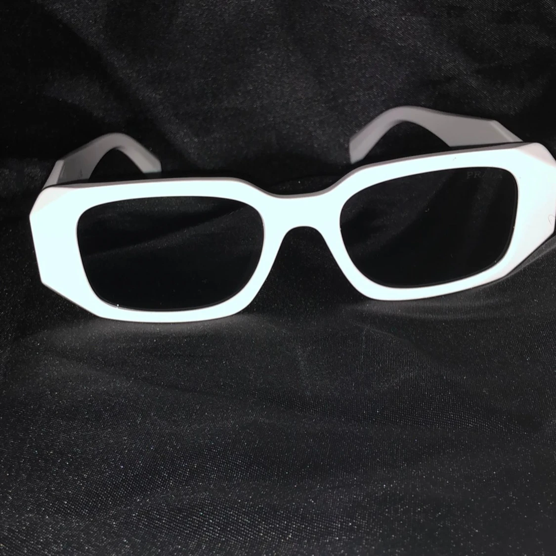 Vita solglasögon Prada