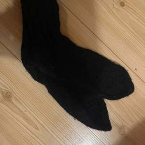 Villasukat 36 - Mustat käytetyt villasukat. Koko noin 36. Pohjan pituus n 24cm. Eläintalous MMM, lisätietoja saa kysymällä Katsothan myös muut ilmoitukseni Tarjoa 