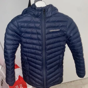 Mörkblå dunjacka Peak Performance - Säljder denna jacka eftersom den har blivit för liten. Storlek xs. En jacka som funkar för alla årstider 