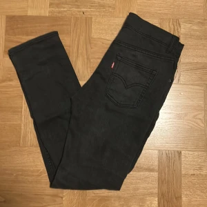 Levi’s jeans - Hej! Säljer dem här snygga jeansen från Levi’s som är slim fit säljer dem för att de är för små Inga defekter eller hål s hör av er vid frågor!