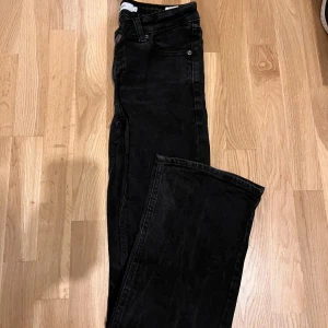 Junkyard jeans strl S  - Svarta jeans strl S från Junkyard.  -Bootcut Low Jeans  - Lite slitna nertill bak, se bilder. Annars mycket fint skick.  - Modellen på bilden är 160 cm lång  - Material: bomull och elastan 