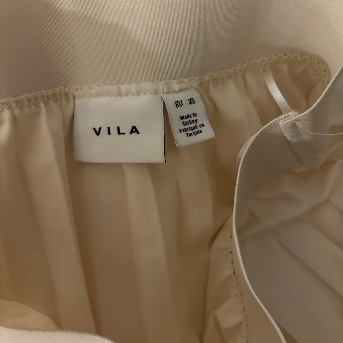 Plisserad beige långkjol från VILA