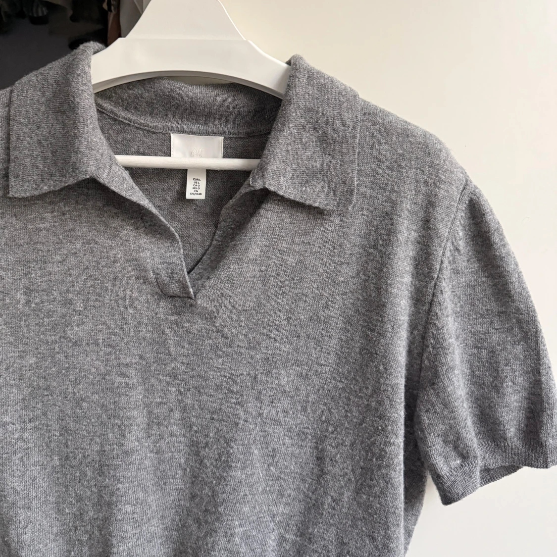 Grå stickad polotopp - 1