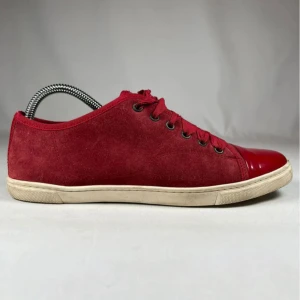 Lanvin DBB1s - Lanvin DBB1 Röda/vita | Låga sneakers | Yttre 100% Kalvskinn | Foder 100% Kalvskinn | Sula gummi 100% | Nypris ‼️6000kr+‼️| Skick 8,5/10 | Sulans skick 5/10 | Priset kommer gå upp efter vintern | Pris kan alltid diskuteras! | Skriv om frågor uppstår! | //MvH By, Olsén, Closet.