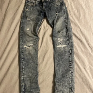 Jack&Jones jeans med slitningar - Säljer ett par Jack&Jones jeans i blå tvätt med slitna detaljer😮‍💨 Modellen är slim fit och jeansen är i väldigt bra skick med inga defekter!👌Jeansen är W28 L32, fraktar inom 48h